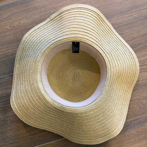 Pretty straw sun hat. New! - Picture 3 of 3